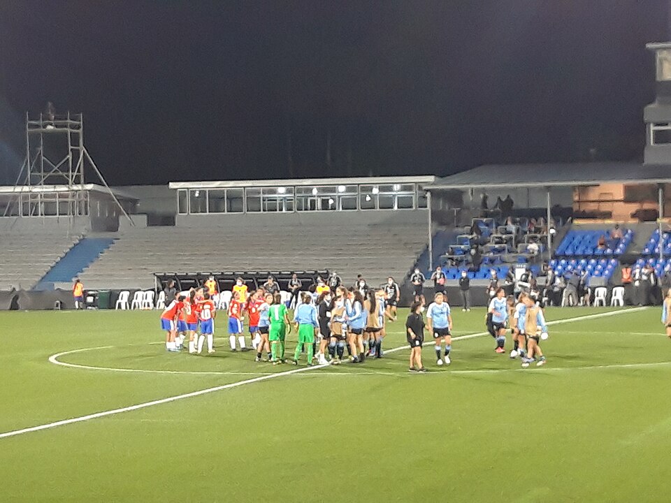 Pizarra táctica con esquemas y análisis previo de un partido