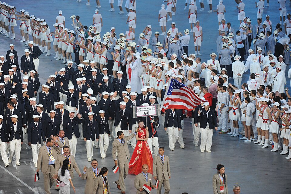 Afición en una arena de baloncesto durante un partido nocturno