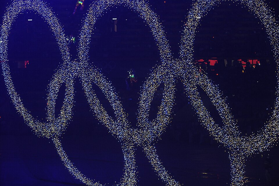 Aficionados en una arena de baloncesto durante un partido nocturno