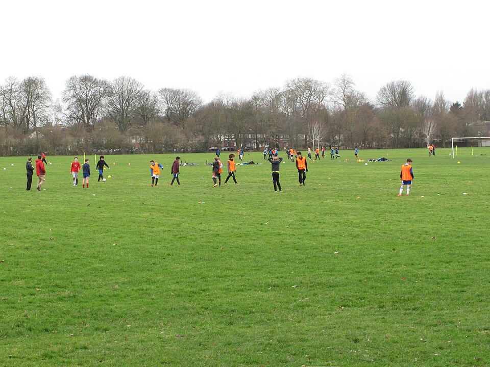 Aficionados mirando un partido de tenis en pantallas gigantes