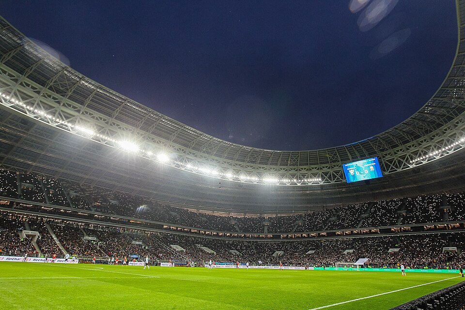 Estadio argentino iluminado durante un partido nocturno